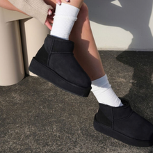 Load image into Gallery viewer, Emu Australia Womens Stinger Micro Platform Sheepskin Boot Black